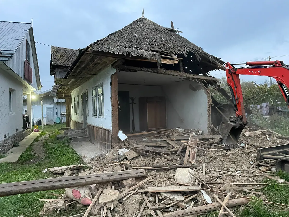 Demolare controlată a unei case vechi cu excavatorul
