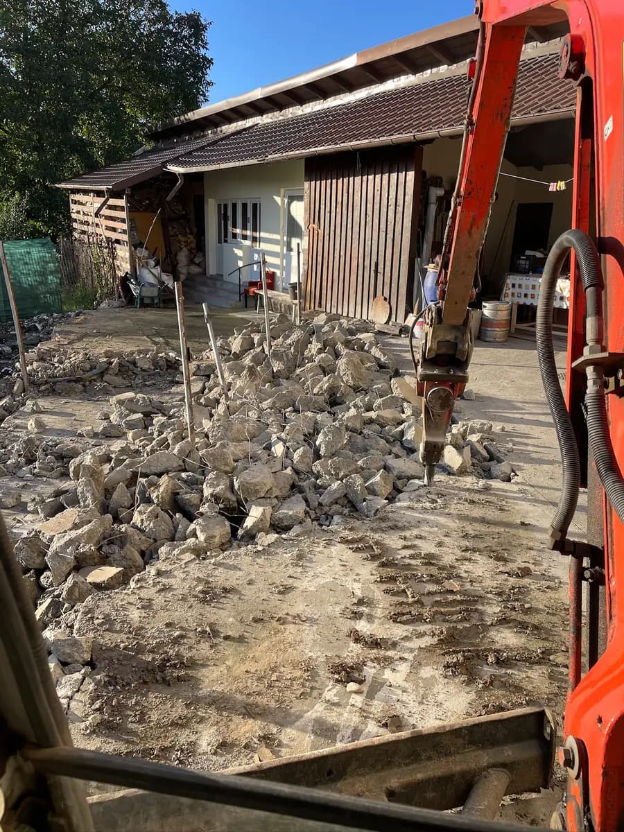 Spargere de beton cu piconul montat pe excavator