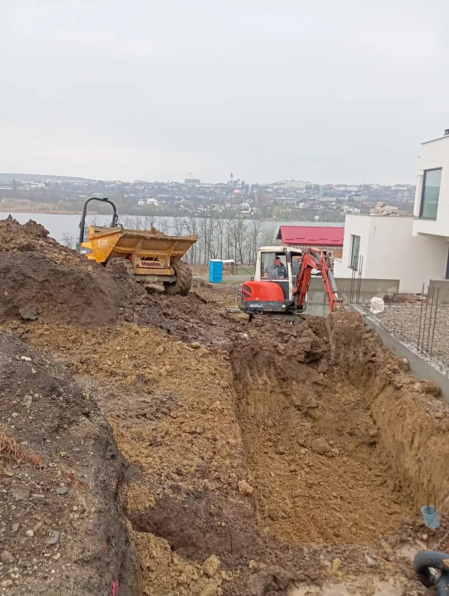 Groapă de fundație săpată pe un teren înclinat, cu malul tăiat în trepte ca să nu se surpe